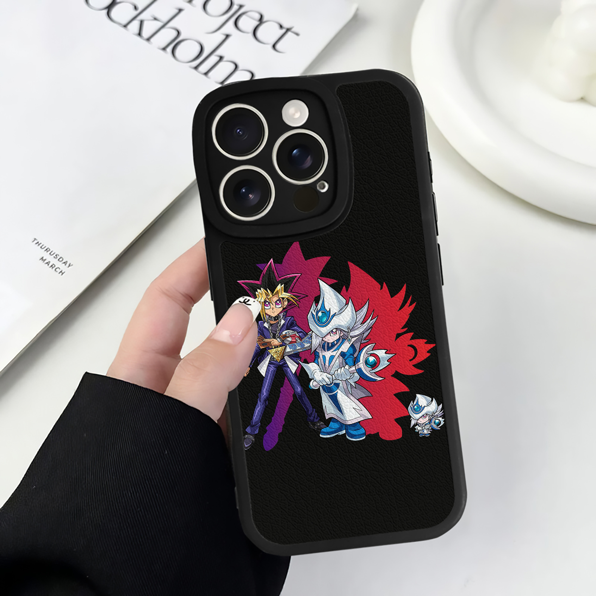 （画像用） 遊☆戯☆王 Yu-Gi-Oh! 【iPhone 16シリーズ対応】シリコンスマホケース（レザー調） 材質：シリコン
